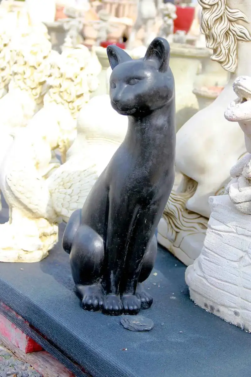 Statue chat noir
