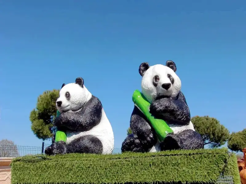 Statues panda